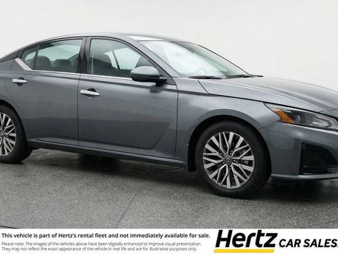 Used 2025 Nissan Altima 2.5 SV FWD image 1