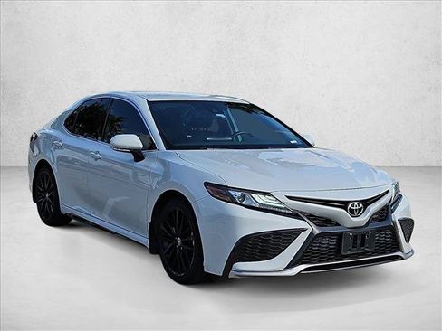 Used 2022 Toyota Camry XSE FWD image 3