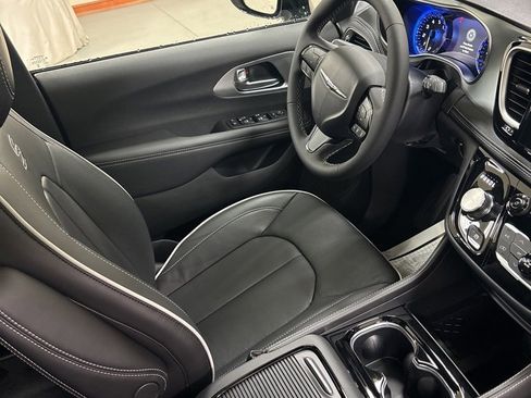 New 2026 Chrysler Pacifica Limited w/ S Appearance Package image 30