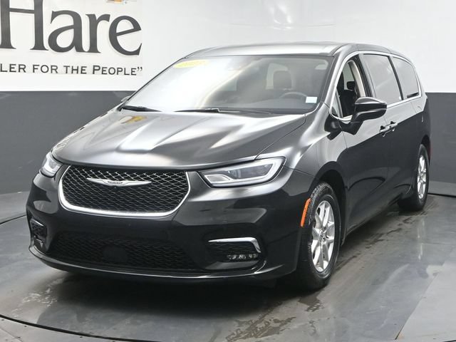 Used 2023 Chrysler Pacifica Touring-L FWD image 7