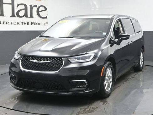 Used 2023 Chrysler Pacifica Touring-L FWD image 7
