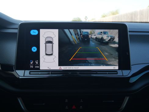 Used 2024 Volkswagen Atlas Cross Sport SEL R-Line image 16