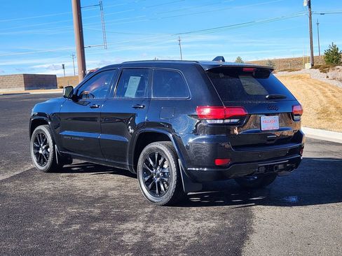 Used 2017 Jeep Grand Cherokee Altitude image 3