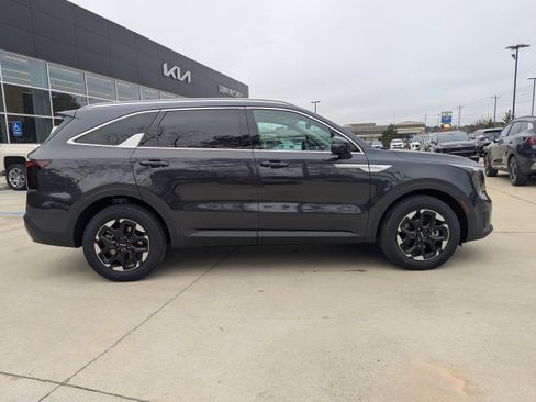New 2026 Kia Sorento S image 2