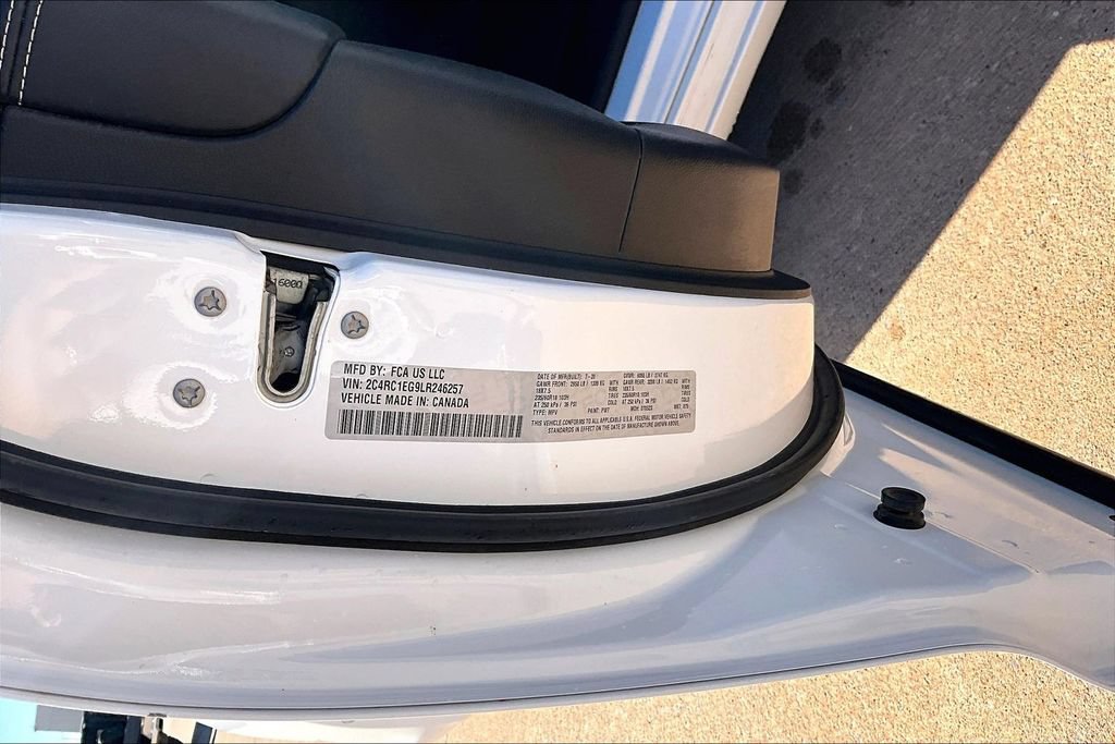 Used 2020 Chrysler Pacifica Touring-L Plus w/ Advanced Safetytec Group FWD image 36