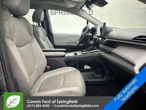 Used 2025 Toyota Sienna XLE image 9