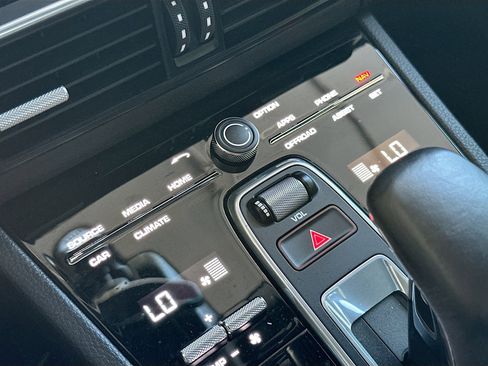 Used 2022 Porsche Cayenne image 16