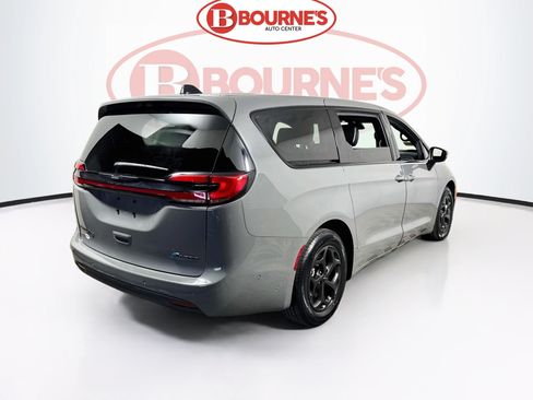 Used 2023 Chrysler Pacifica Touring-L w/ S Appearance Package FWD image 9