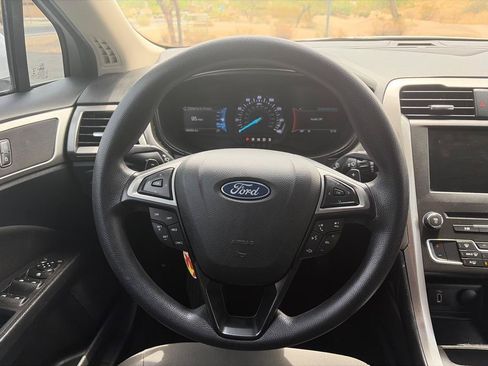 Used 2018 Ford Fusion SE w/ Fusion SE Technology Package FWD image 19