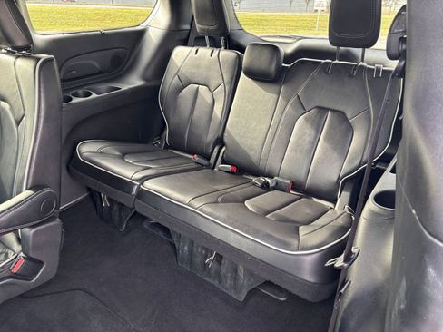 Used 2025 Chrysler Pacifica Limited image 33