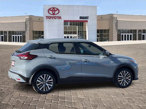 Used 2021 Nissan Kicks SV image 7