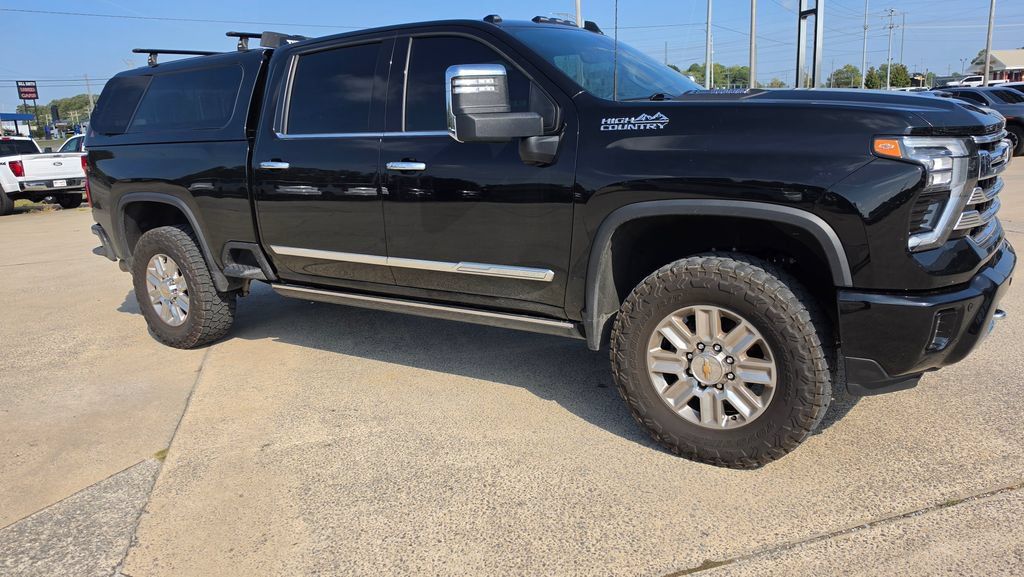 Used 2024 Chevrolet Silverado 2500 High Country w/ High Country Premium Package AWD/4WD image 3