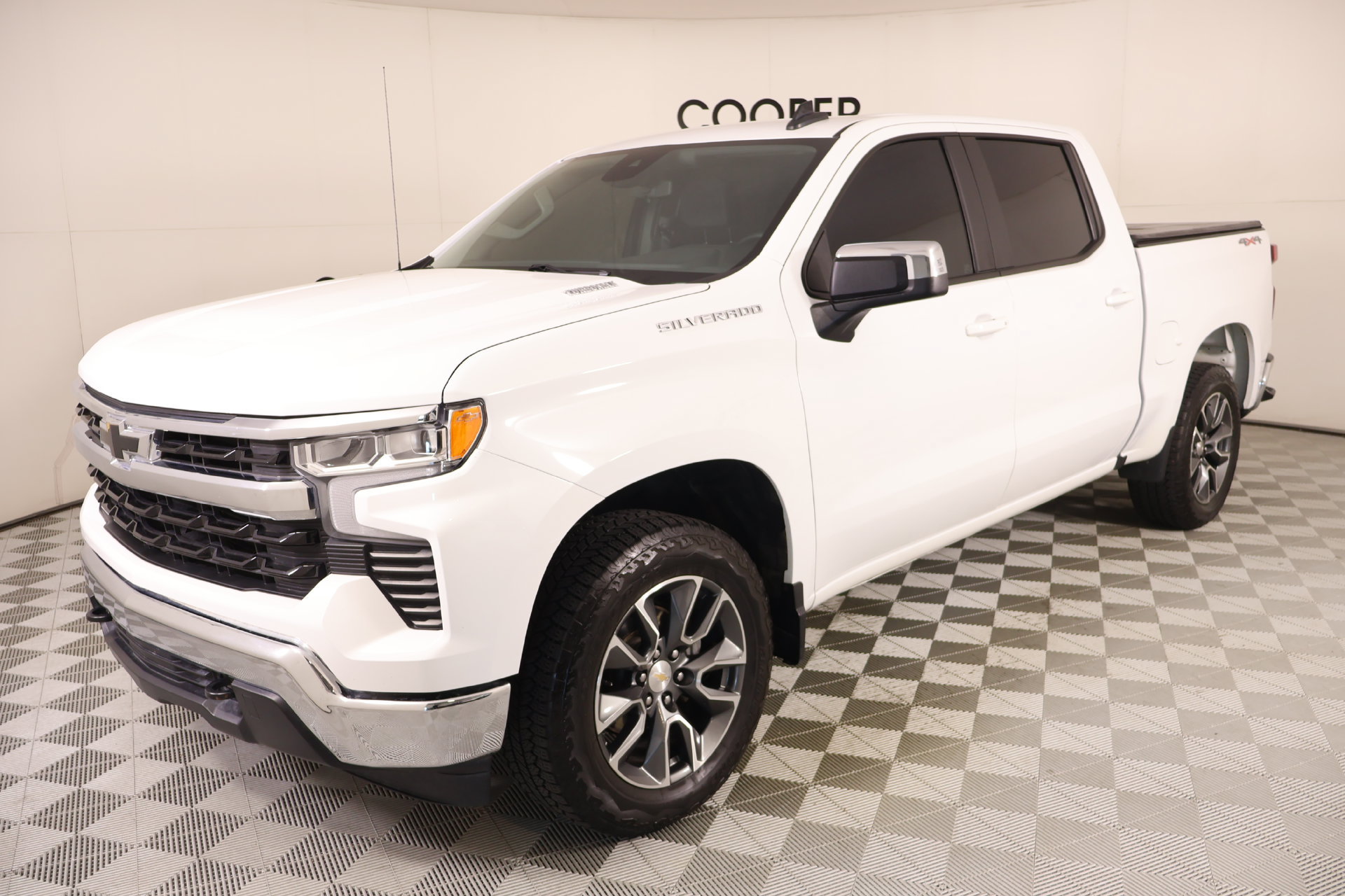Used 2024 Chevrolet Silverado 1500 LT AWD/4WD image 10