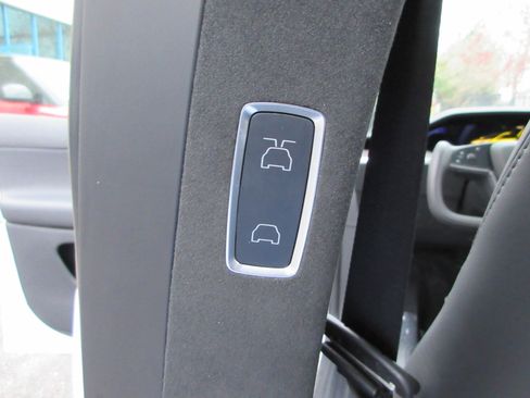 Used 2022 Tesla Model X image 37