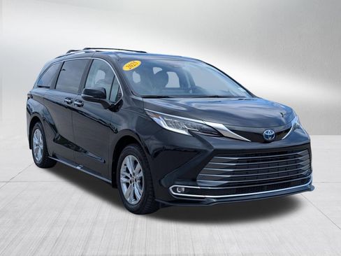Used 2025 Toyota Sienna Limited AWD/4WD image 8