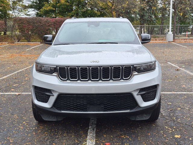 Used 2024 Jeep Grand Cherokee Laredo w/ Luxury Tech Group I AWD/4WD image 8