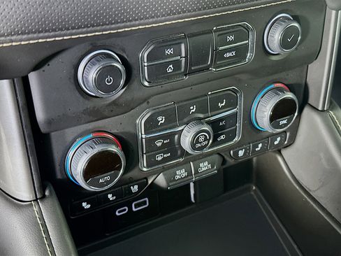 Used 2023 Chevrolet Suburban Premier image 24