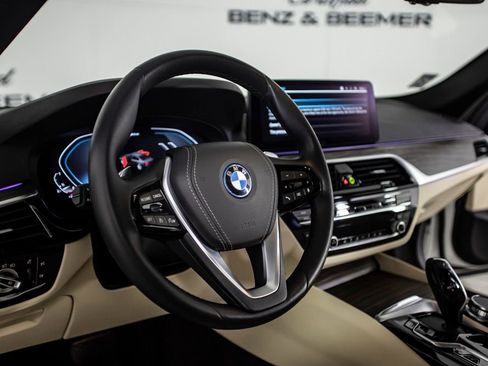 Used 2023 BMW 530e w/ Premium Package image 20