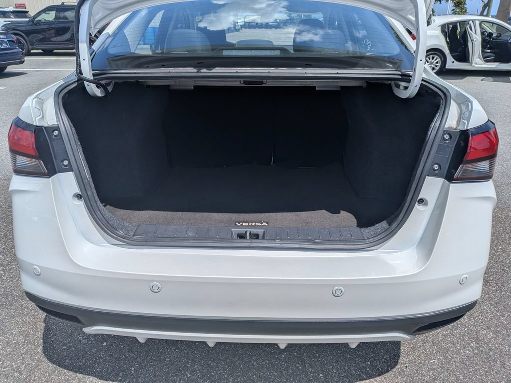 Used 2025 Nissan Versa SR FWD image 13