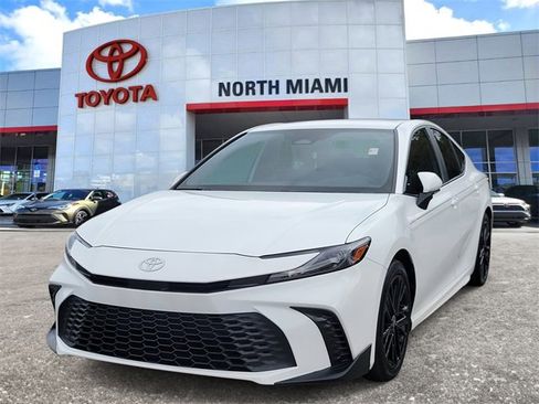 Used 2025 Toyota Camry SE image 2