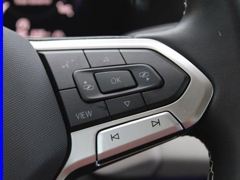 Used 2025 Volkswagen Tiguan SE image 30