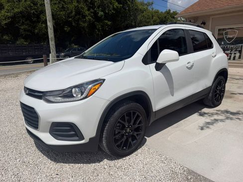 Used 2021 Chevrolet Trax LT w/ Premium Seat Package AWD/4WD image 1