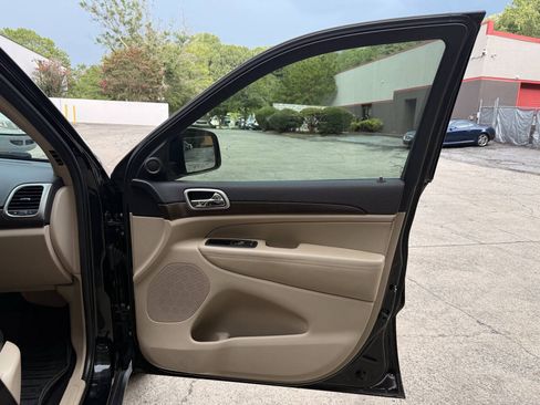 Used 2018 Jeep Grand Cherokee Laredo RWD image 34