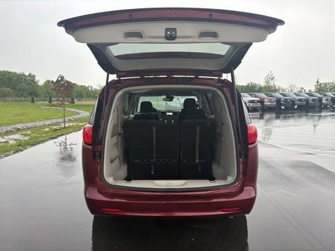 Used 2023 Chrysler Voyager LX FWD image 10