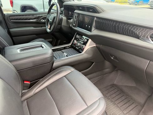 Used 2024 GMC Yukon XL Denali w/ Denali Reserve Package AWD/4WD image 15