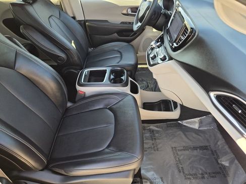 Used 2024 Chrysler Pacifica Touring-L FWD image 14