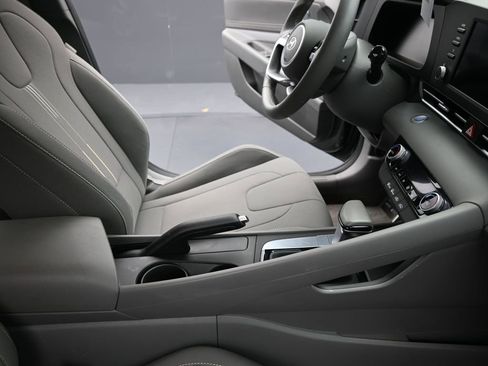 Certified 2025 Hyundai Elantra Sport image 35