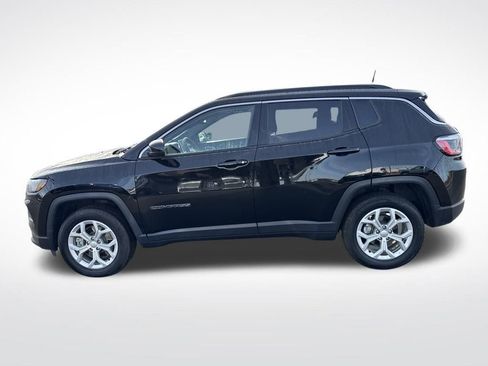 Used 2024 Jeep Compass Latitude image 2