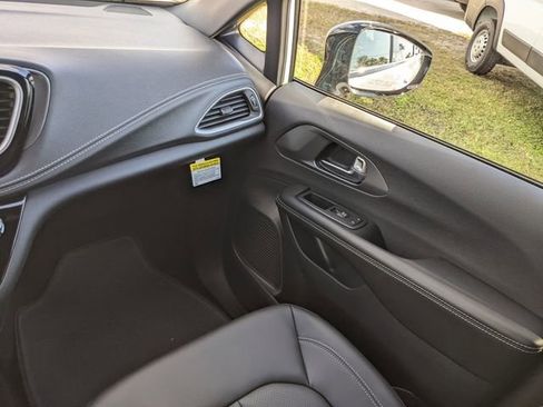 New 2026 Chrysler Pacifica Select FWD image 13