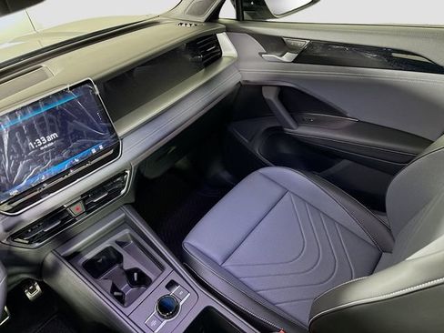 New 2025 Volkswagen Tiguan SE R-Line image 23