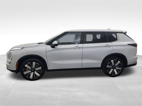 Used 2025 Mitsubishi Outlander SE image 7