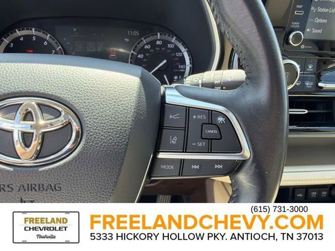 Used 2020 Toyota Highlander XLE FWD image 31