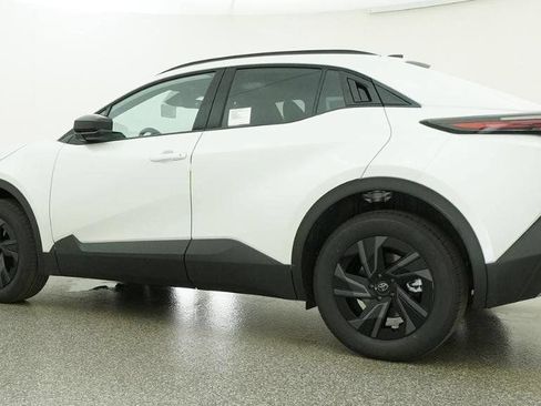 Used 2026 Toyota C-HR AWD/4WD image 11