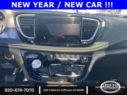 Used 2025 Chrysler Pacifica Select image 11