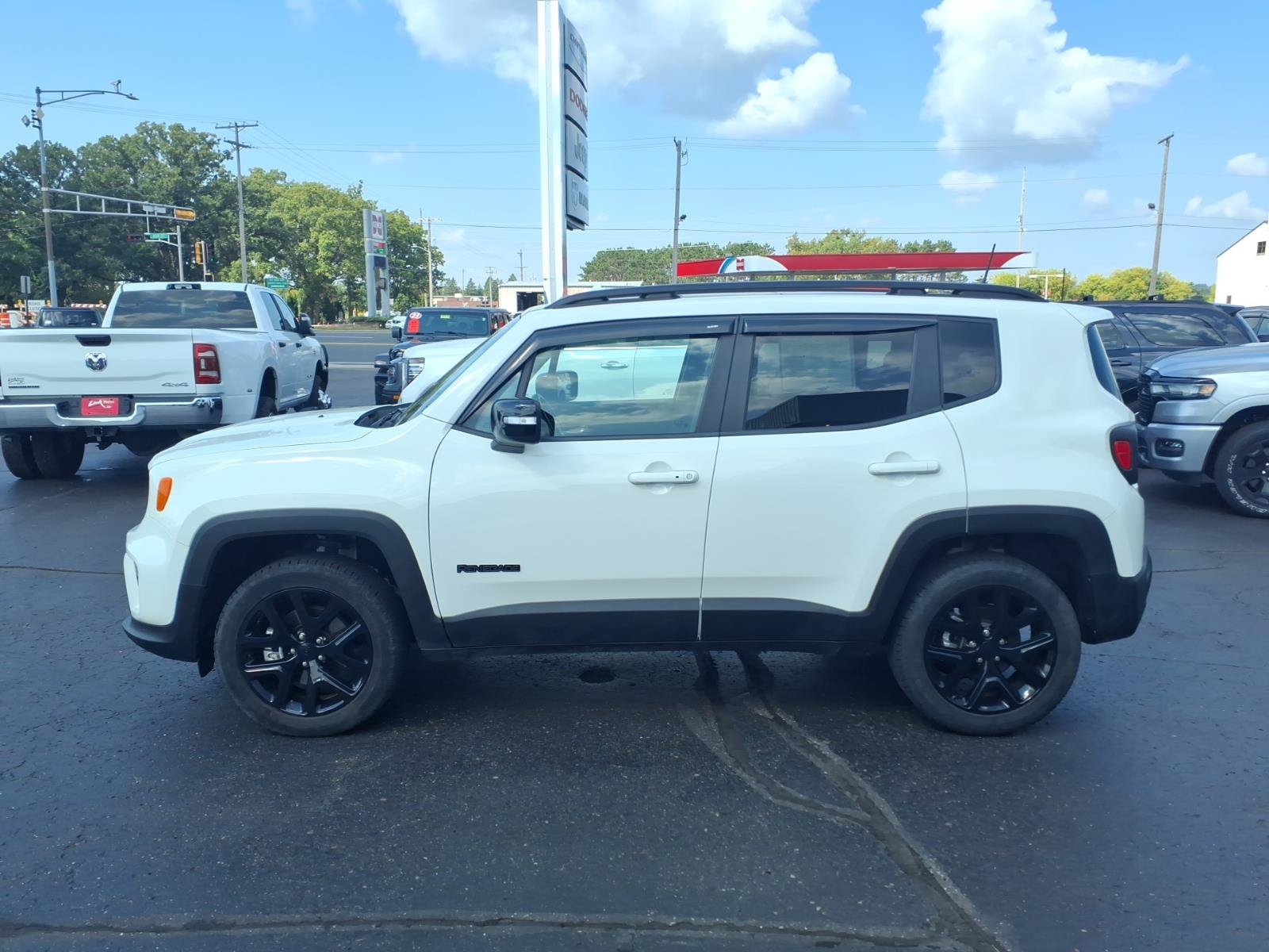 Used 2023 Jeep Renegade Altitude w/ Sun/Sound Group AWD/4WD image 7
