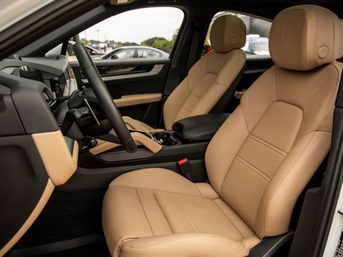 Certified 2026 Porsche Cayenne Coupe AWD/4WD image 5