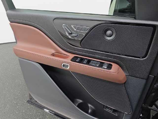 New 2027 Lincoln Aviator Reserve w/ Jet Appearance Package AWD/4WD image 24