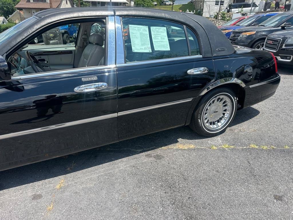 Used 2002 Lincoln Town Car Cartier RWD image 11