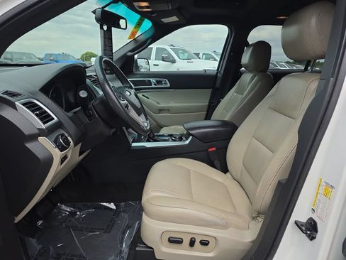 Used 2014 Ford Explorer XLT w/ Equipment Group 202A AWD/4WD image 16