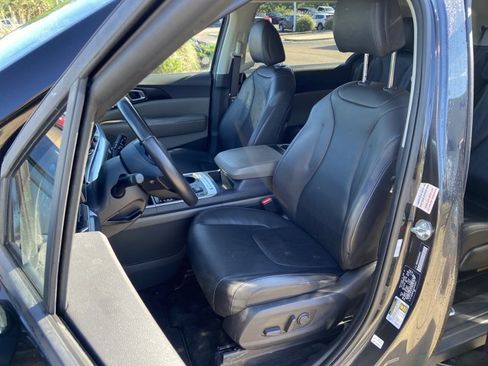 Used 2025 Kia Carnival FWD image 15