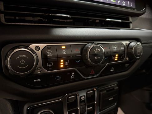 Used 2025 Jeep Wrangler Unlimited Sahara image 30