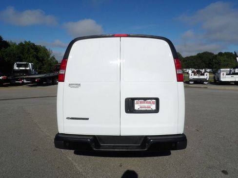 Used 2019 Chevrolet Express 3500 Extended w/ Driver Convenience Package RWD image 6