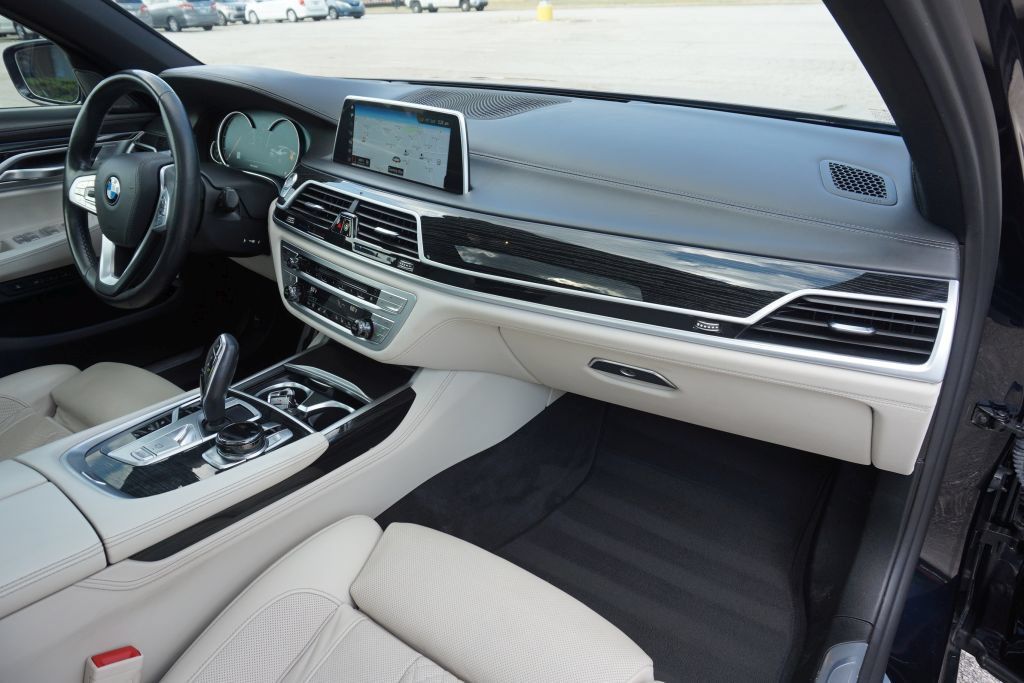Used 2019 BMW 750i w/ Executive Package RWD image 33