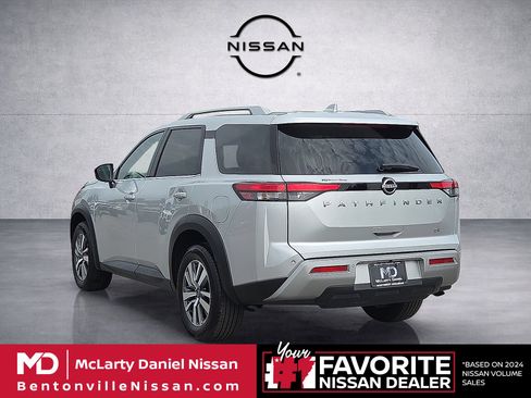 Used 2025 Nissan Pathfinder SL FWD image 4