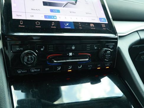 Used 2023 Jeep Grand Cherokee Limited image 19