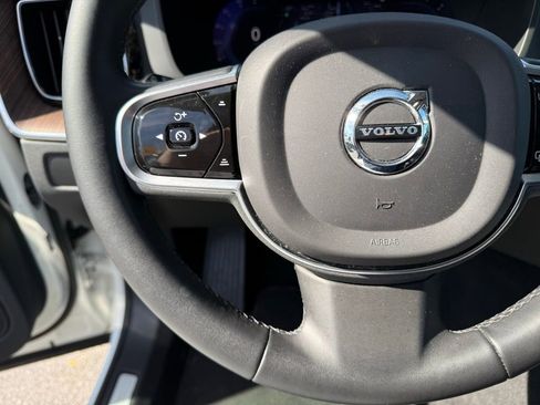 Used 2023 Volvo XC60 B5 Plus image 12